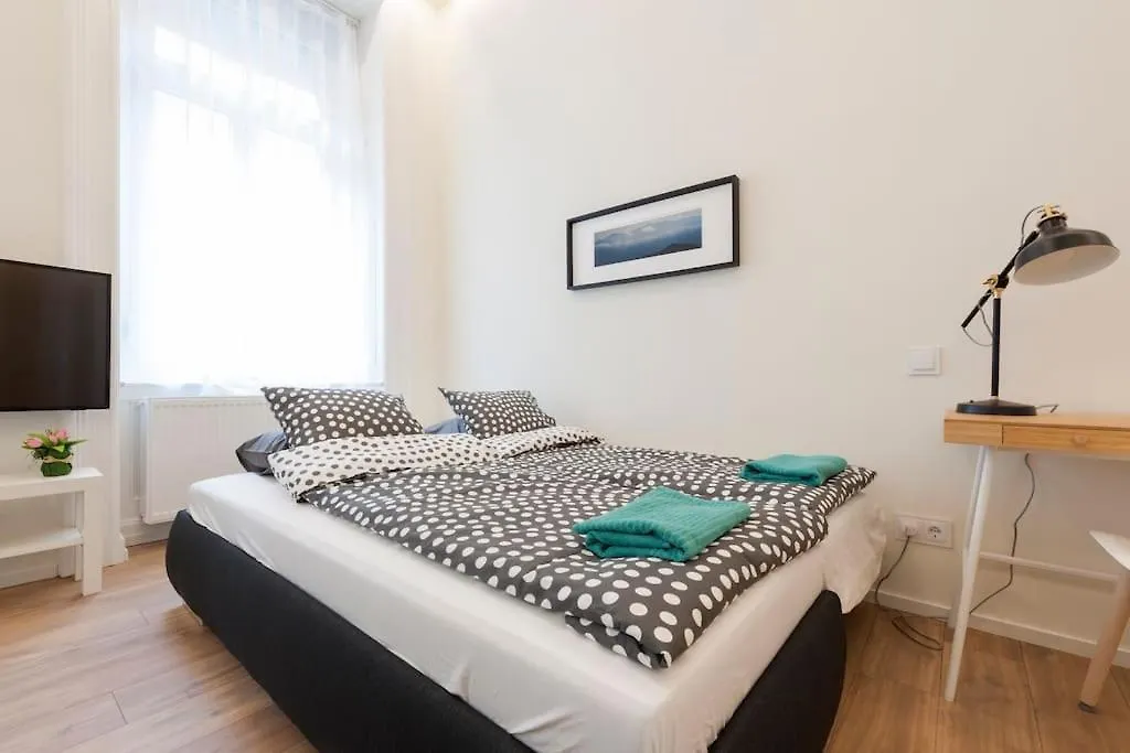 Luxury New-3Bdr 3Bth Sauna!City Center Budapest Apartment