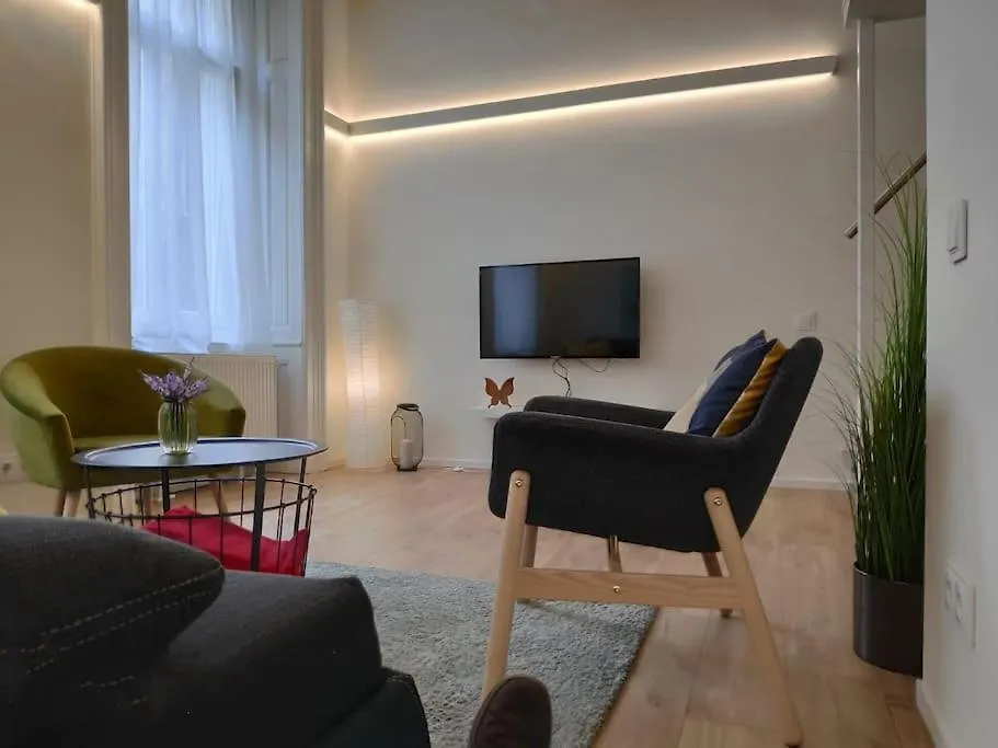 Luxury New-3Bdr 3Bth Sauna!City Center Budapest Apartment